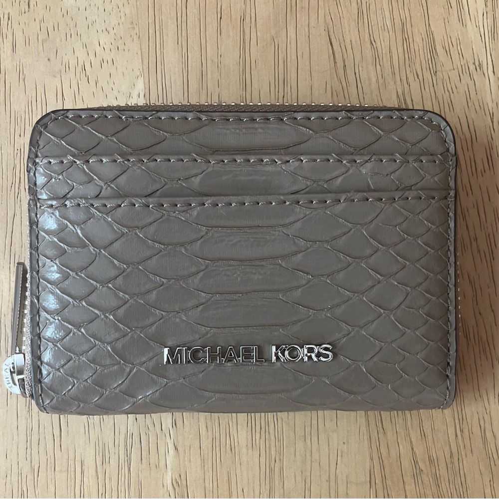 Michael Kors Jet Set Medium zip around card case NWT